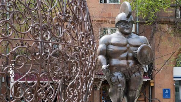 Римский воин, 1985-1986. Фернандо Ботеро (р. 1932), Колумбия. Бронза, темно-коричневая патина. Центр искусств Гафесчян. - Sputnik Армения