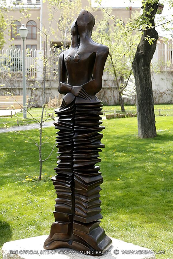 В ереванском Парке влюбленных открылась скульптура «Союз любви» - Sputnik Армения