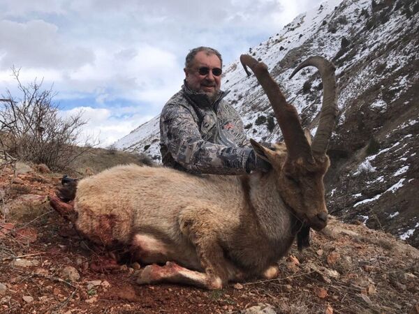 Владислав Резник с дичью: безоаровый козел Владислав Резник с дичью: безоаровый козел - Sputnik Արմենիա
