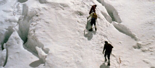 участники восхождения на Эверест поднимаются по ледопаду Кхумбу - Sputnik Армения