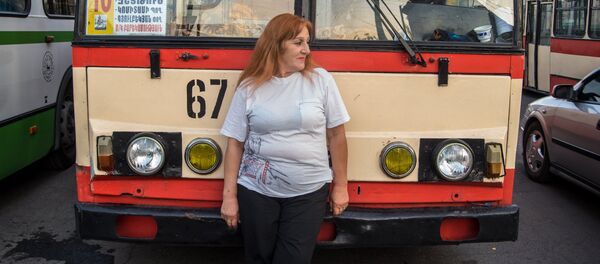 Էլմիրա (Էմմա) Մանյանը Երևանում տրոլեյբուսի միակ կին վարորդն է Էլմիրա (Էմմա) Մանյանը Երևանում տրոլեյբուսի միակ կին վարորդն է - Sputnik Արմենիա