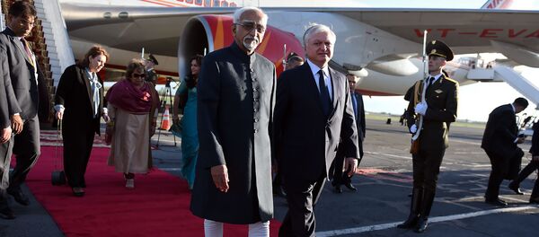 Министр иностранных дел Армении Эдвард Налбандян и вице-президент Индии Мохаммад Хамид Ансари прыбыл в Армению - Sputnik Армения