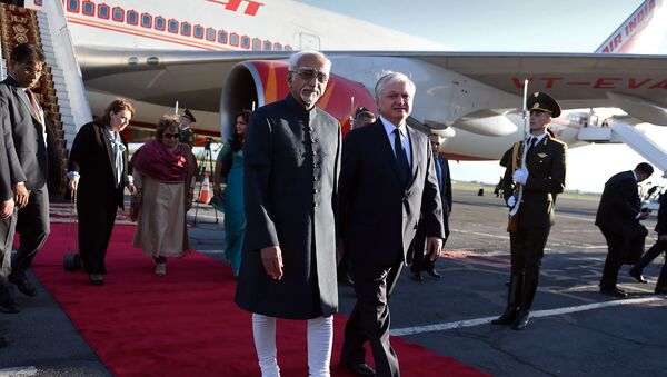 Министр иностранных дел Армении Эдвард Налбандян и вице-президент Индии Мохаммад Хамид Ансари прыбыл в Армению - Sputnik Армения