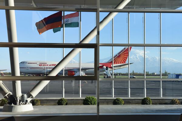 Флаги Армении и Индии в аэропорту Звартноц - Sputnik Армения