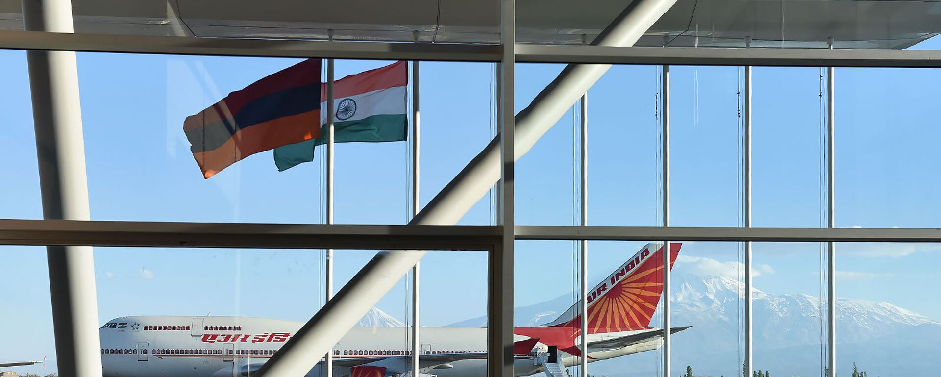 Флаги Армении и Индии в аэропорту Звартноц - Sputnik Армения, 1920, 20.04.2023