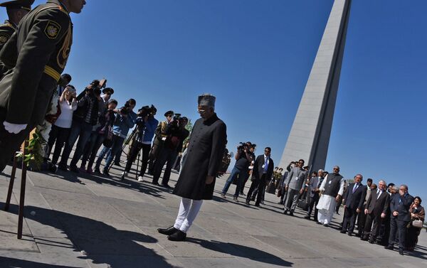 Вице-президент Индии Мохаммад Хамид Ансари посетил мемориальный комплекс Цицернакаберд, где почтил память жертв Геноцида армян - Sputnik Армения