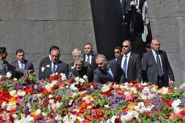 Вице-президент Индии Мохаммад Хамид Ансари посетил мемориальный комплекс Цицернакаберд, где почтил память жертв Геноцида армян - Sputnik Армения