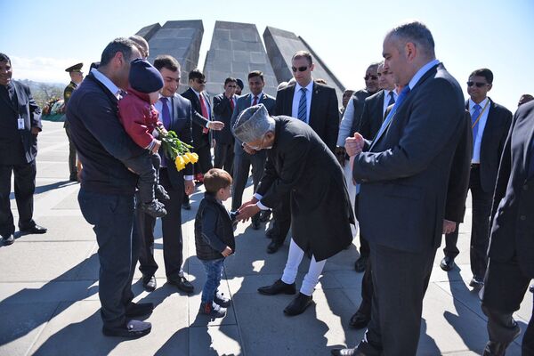 Вице-президент Индии Мохаммад Хамид Ансари посетил мемориальный комплекс Цицернакаберд, где почтил память жертв Геноцида армян - Sputnik Армения