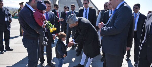 Вице-президент Индии Мохаммад Хамид Ансари посетил мемориальный комплекс Цицернакаберд, где почтил память жертв Геноцида армян - Sputnik Արմենիա