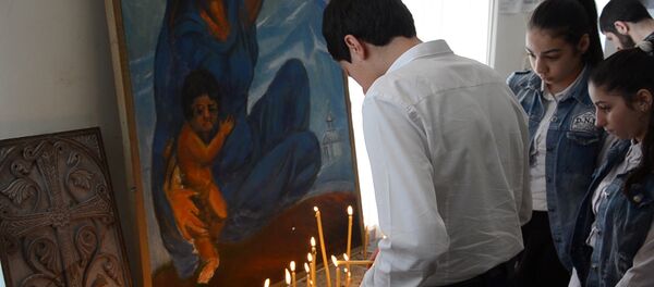 Сухумчане опустили на воду венки в память о жертвах геноцида армян Сухумчане опустили на воду венки в память о жертвах геноцида армян - Sputnik Армения