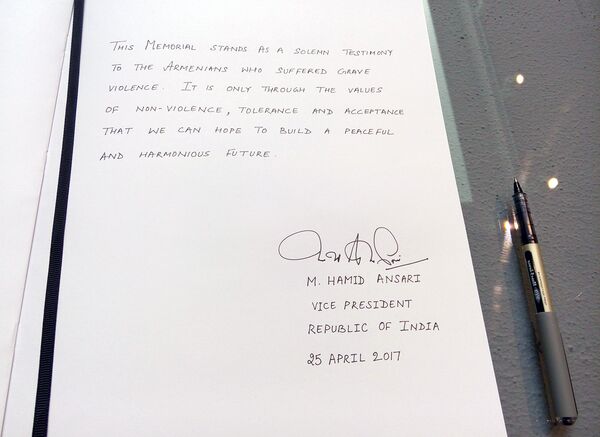 Запись вице-президента Индии в Книге памяти - Sputnik Армения