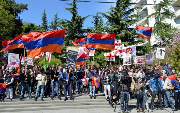 Представители армянской общины Грузии на митинге перед посольством Турции - Sputnik Армения