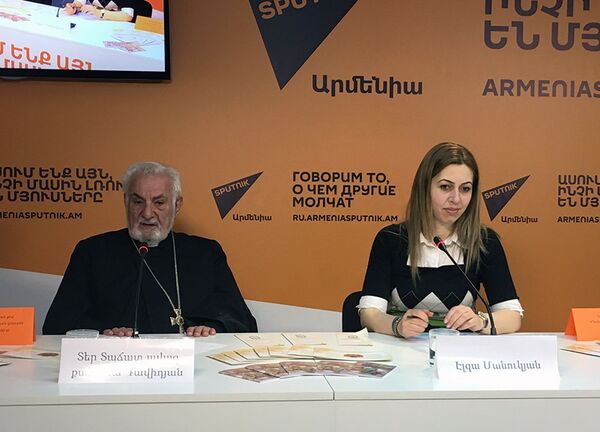 Советник центра Кана, старший дьякон Тачат Давидян и Ответственная христианского образовательного центра Кана Араратской Патриаршей епархии Эльза Манукян Советник центра Кана, старший дьякон Тачат Давидян и Ответственная христианского образовательного центра Кана Араратской Патриаршей епархии Эльза Манукян - Sputnik Արմենիա
