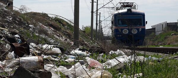Мусор вдоль железной дороги Армении - Sputnik Армения