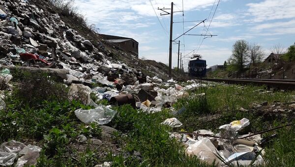 Мусор вдоль железной дороги Армении - Sputnik Արմենիա