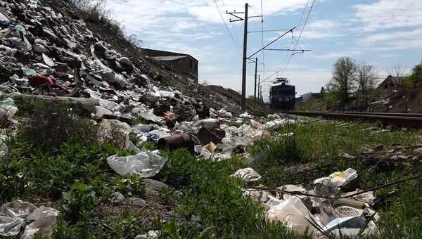 Мусор вдоль железной дороги Армении - Sputnik Армения