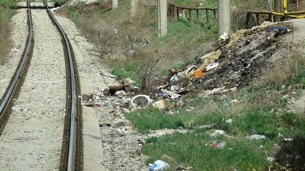 Мусор вдоль железной дороги Армении - Sputnik Армения