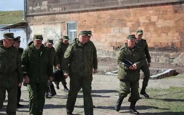Командующий войсками ЮВО проверил боевую готовность подразделений российской военной базы в Армении - Sputnik Армения