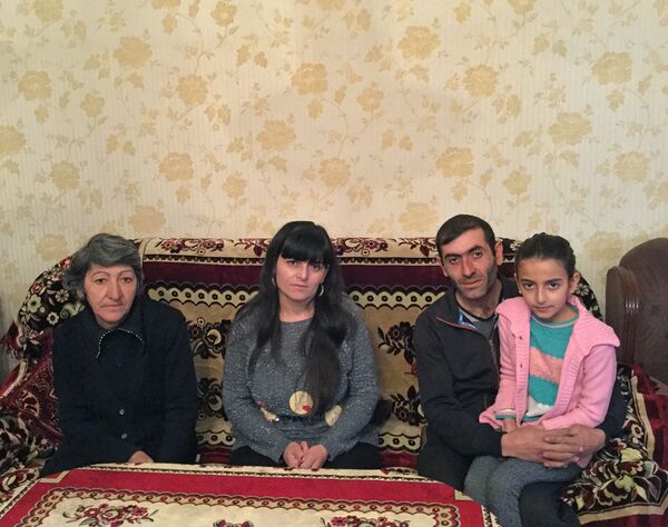 Дом семьи Вирабянов. Бабушка Джемма Вирабян, отец Армен Вирабян, мать Тегмине Вирабян и дочь Джемма Дом семьи Вирабянов. Бабушка Джемма Вирабян, отец Армен Вирабян, мать Тегмине Вирабян и дочь Джемма - Sputnik Армения