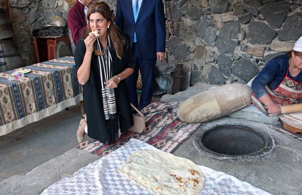 Принцесса Иордании, глава Международного Союза по борьбе с раком Дина Майред посетила Гарни и Гегард в Армении Принцесса Иордании, глава Международного Союза по борьбе с раком Дина Майред посетила Гарни и Гегард в Армении - Sputnik Արմենիա