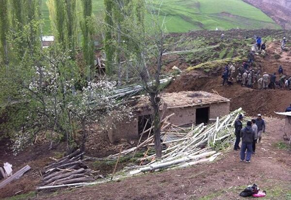 Оползень обрушился на семь домов в селе Аюу Узгенского района Ошской области Кыргызстана - Sputnik Армения