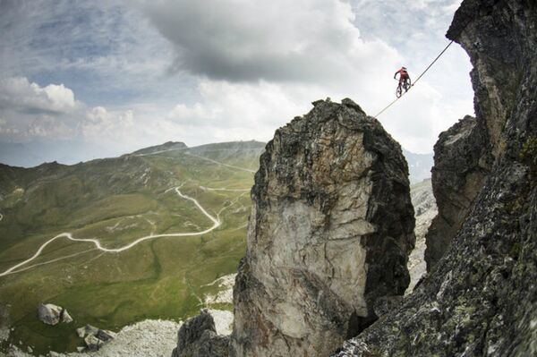 Велосипедист проехал по тросу над обрывом Велосипедист проехал по тросу над обрывом - Sputnik Армения