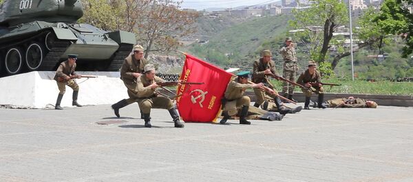 Историческая реконструкция одного из боев 89-й Армянской Таманской стрелковой дивизии времен Великой Отечественной войны в Парке Победы - Sputnik Армения
