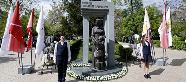 Мэр Еревана и губернатор Санкт-Петербурга возложили цветы к памятнику детям блокадного Ленинграда - Sputnik Армения