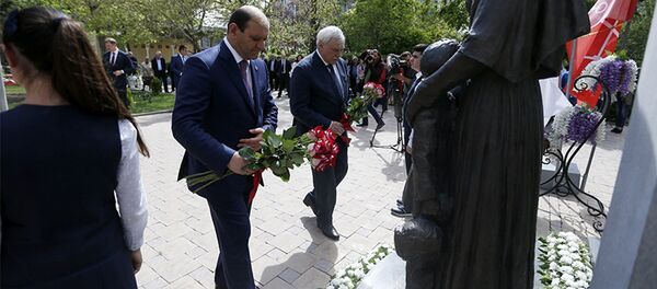 Мэр Еревана и губернатор Санкт-Петербурга возложили цветы к памятнику детям блокадного Ленинграда Мэр Еревана и губернатор Санкт-Петербурга возложили цветы к памятнику детям блокадного Ленинграда - Sputnik Армения
