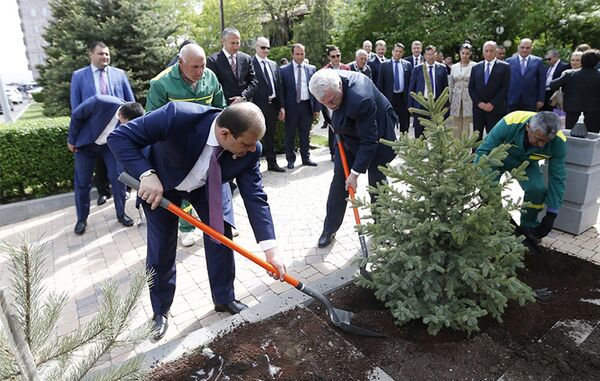 Мэр Еревана и губернатор Санкт-Петербурга возложили цветы к памятнику детям блокадного Ленинграда - Sputnik Армения