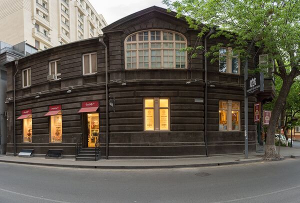 Свой среди чужих на улице Абовяна, или Как малярийный дом может сотворить историю страны Свой среди чужих на улице Абовяна, или Как малярийный дом может сотворить историю страны - Sputnik Армения