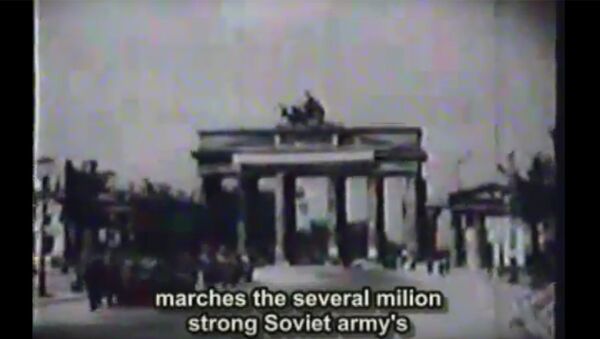 Армяне станцевали кочари у стен Рейхстага в Берлине в 1945 году - Sputnik Արմենիա