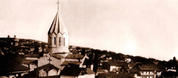 Город Шуши. На первом плане здание театра Хандамиряна, на втором - церковь Казанчецоц. Начало XX века - Sputnik Արմենիա