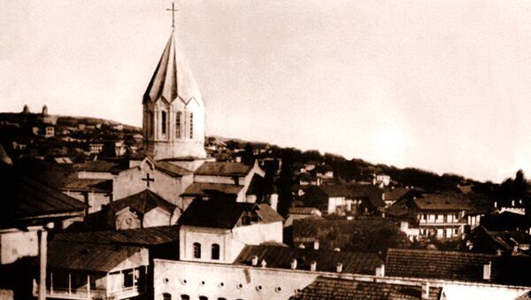Город Шуши. На первом плане здание театра Хандамиряна, на втором - церковь Казанчецоц. Начало XX века - Sputnik Армения