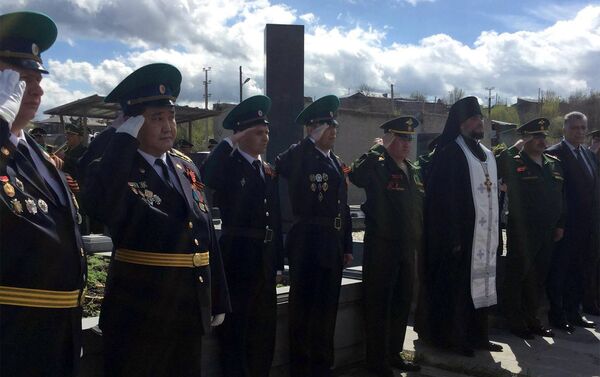 Возложение венков к Братской могиле в Гюмри - Sputnik Армения