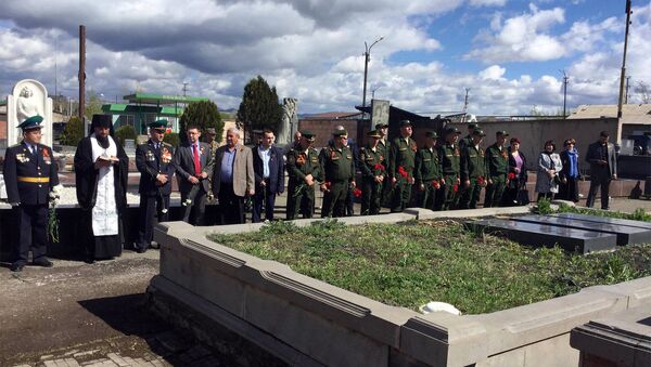 Возложение венков к Братской могиле в Гюмри - Sputnik Արմենիա