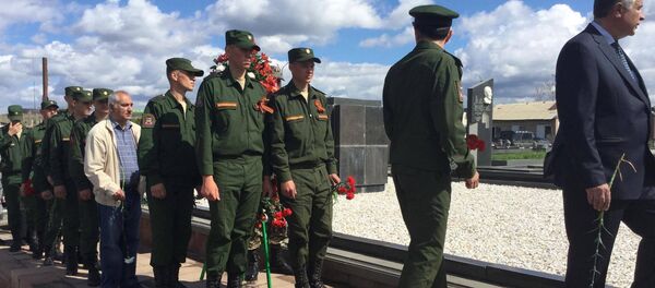 Возложение венков к Братской могиле в Гюмри - Sputnik Армения