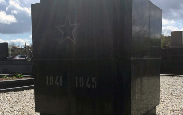 Հարգանքի տուրք` Գյումրու Հայրենական պատերազմին նվիրված եղբայրական գերեզմանին - Sputnik Արմենիա