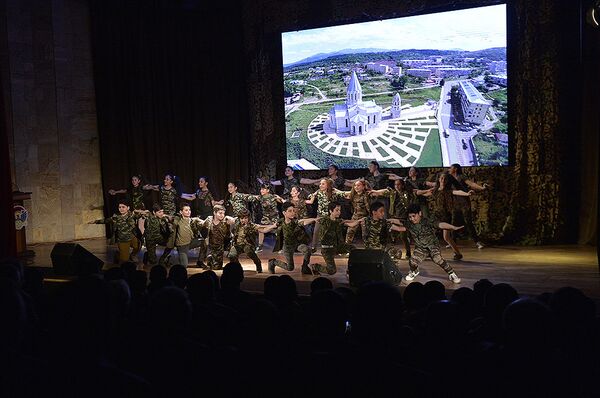 Президент Серж Саргсян во Дворце культуры и молодёжи Республики Арцах присутствовал на организованном по случаю праздников торжественном вечере Президент Серж Саргсян во Дворце культуры и молодёжи Республики Арцах присутствовал на организованном по случаю праздников торжественном вечере - Sputnik Армения