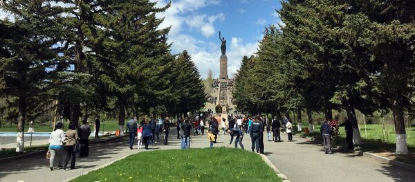 Марш армянских и российских военных к памятнику Мать Армения в Гюмри Марш армянских и российских военных к памятнику Мать Армения в Гюмри - Sputnik Արմենիա