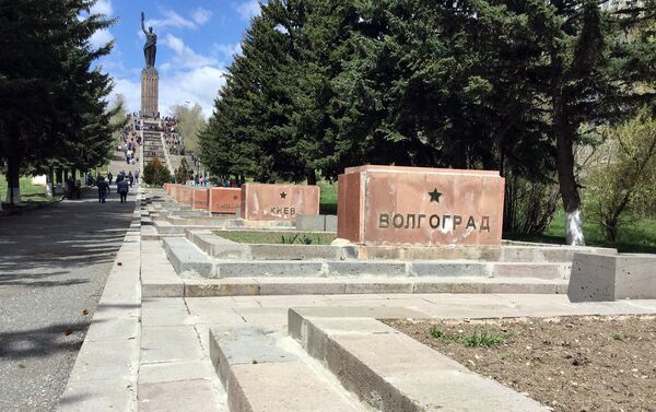 Զինվորական շքերթ` Գյումրու «Մայր Հայաստան» հուշարձանի մոտ - Sputnik Արմենիա