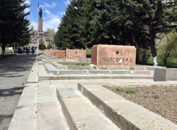 Аллея Славы перед монументом Мать Армения в Гюмри - Sputnik Армения