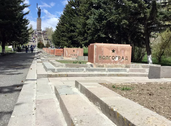 Аллея Славы перед монументом Мать Армения в Гюмри Аллея Славы перед монументом Мать Армения в Гюмри - Sputnik Армения
