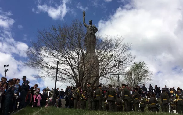 Марш армянских и российских военных к памятнику Мать Армения в Гюмри Марш армянских и российских военных к памятнику Мать Армения в Гюмри - Sputnik Армения