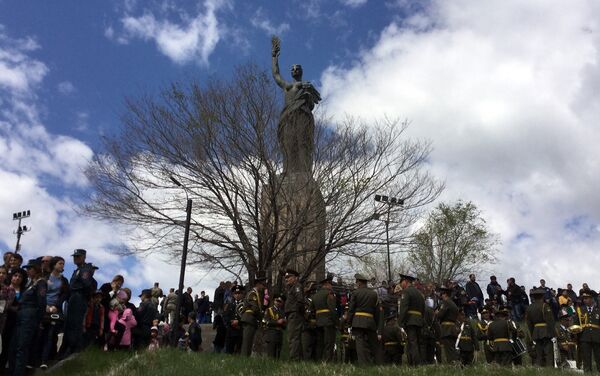 Марш армянских и российских военных к памятнику Мать Армения в Гюмри - Sputnik Армения