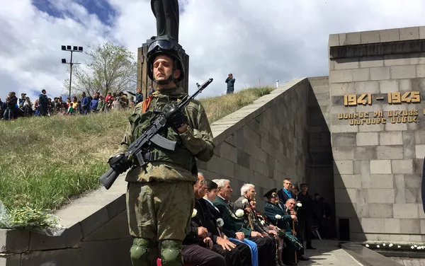 Марш армянских и российских военных к памятнику Мать Армения в Гюмри Марш армянских и российских военных к памятнику Мать Армения в Гюмри - Sputnik Армения