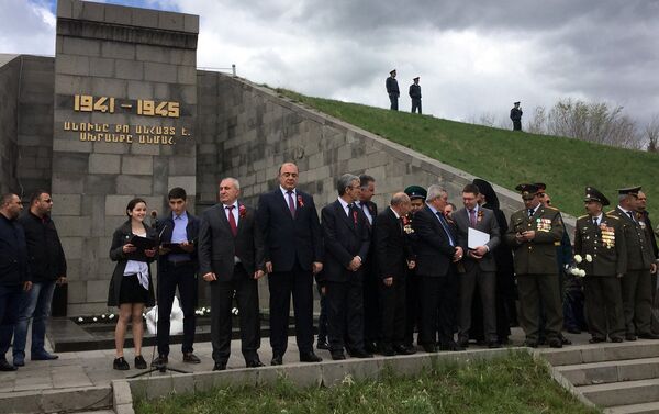 Марш армянских и российских военных к памятнику Мать Армения в Гюмри - Sputnik Армения