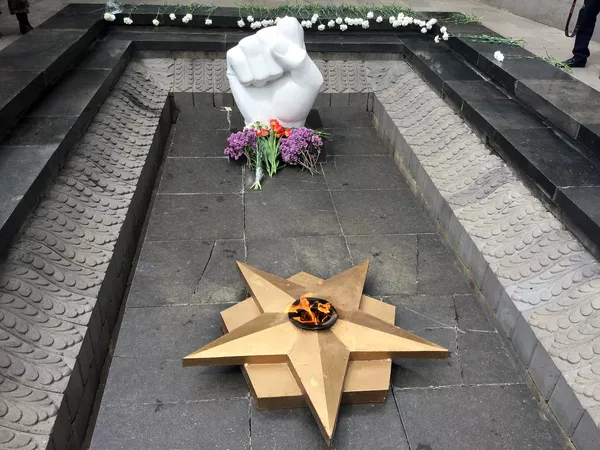 Вечный огонь у монумента Мать Армения в Гюмри Вечный огонь у монумента Мать Армения в Гюмри - Sputnik Армения