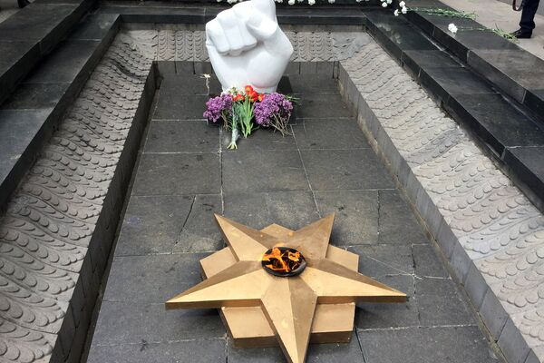 Марш армянских и российских военных к памятнику Мать Армения в Гюмри - Sputnik Армения