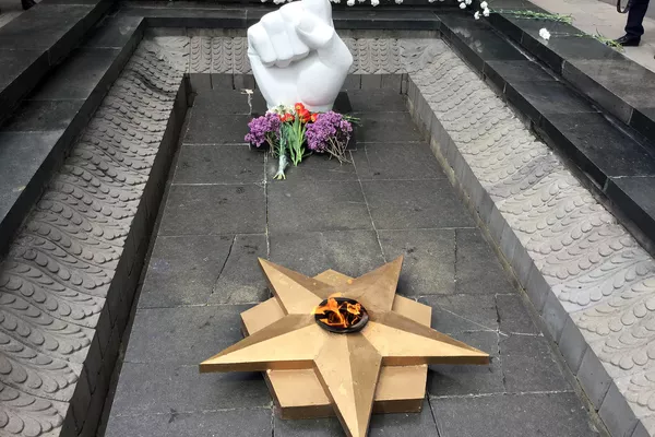 Марш армянских и российских военных к памятнику Мать Армения в Гюмри Марш армянских и российских военных к памятнику Мать Армения в Гюмри - Sputnik Армения
